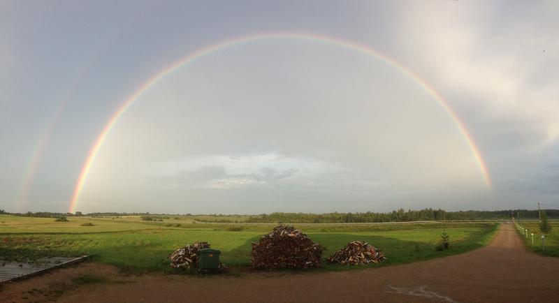 Doppelter Regenbogen Richtung Osten. Das Tor ist weit geöffnet für mich. Vom Motel Golden Fox aus fotografiert, einer wunderbar familiären Unterkunft mit ausgesprochen netten Gastgebern<br />[+56.520936 +27.507544]
